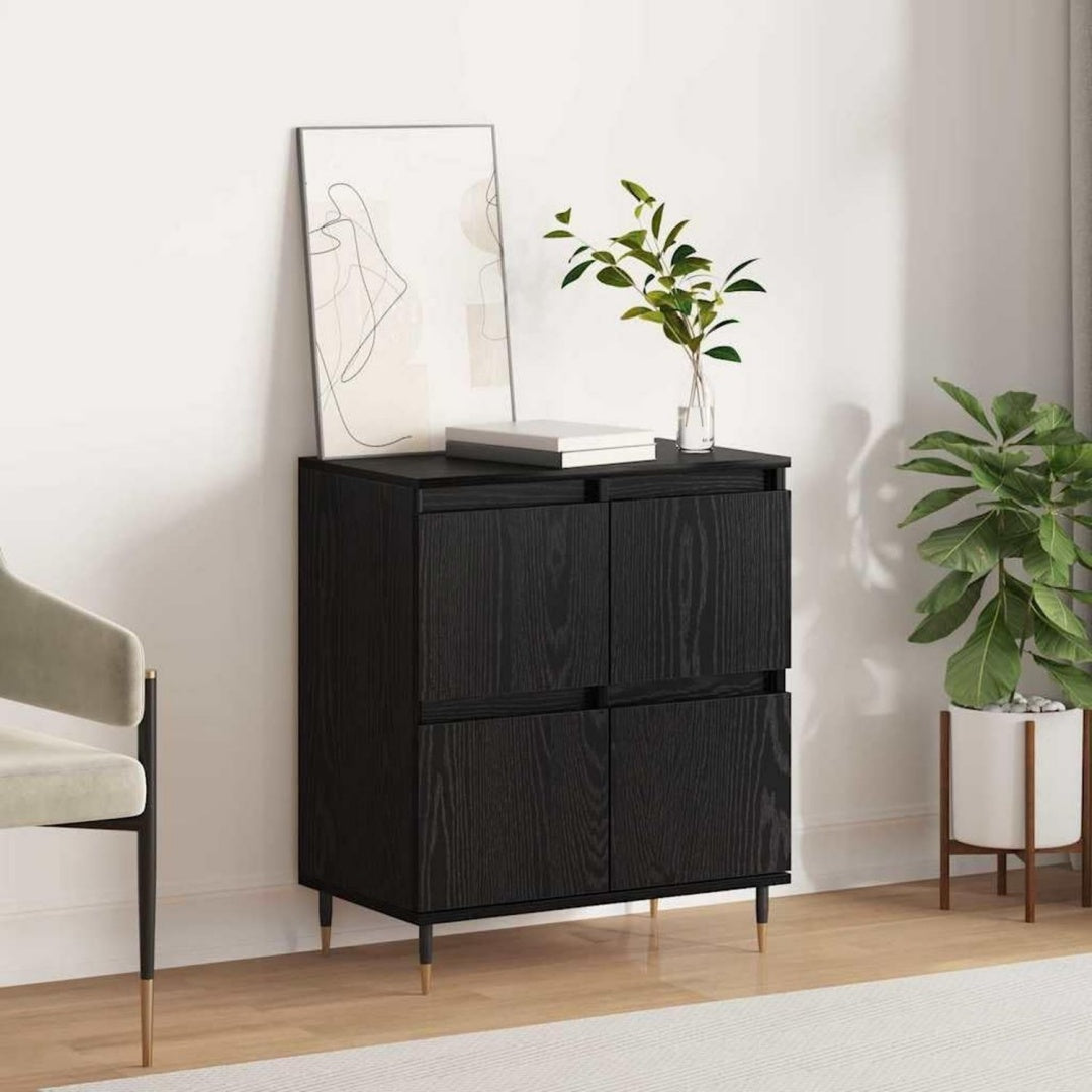 Das Sideboard setzt auf 4 Tueren in Schwarz und Eichenbraun