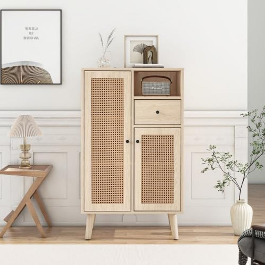 Holzoptik und Flechtoptik an dem Sideboard