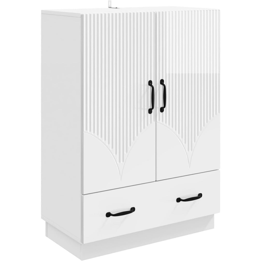 Ein Spiegel und verstellbare Ablagen an dem Sideboard