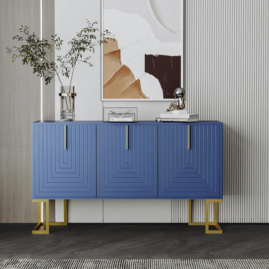 Metallgriffe und goldfarbene Griffe an dem Sideboard