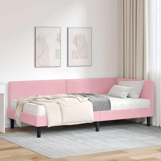 Das Bettgestell nimmt mit 204 x 94 x 72 cm Gestalt an
