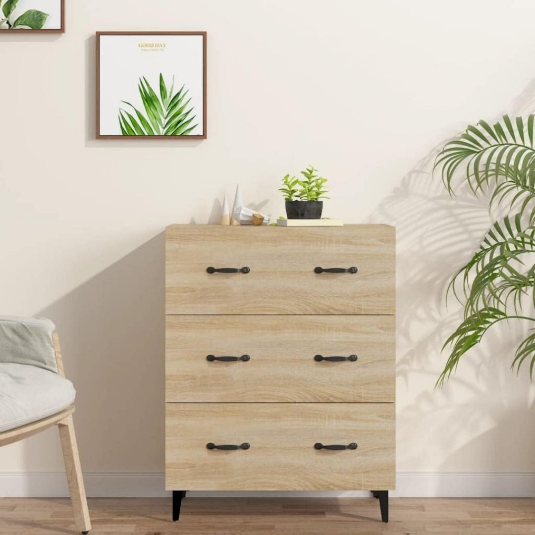 Holzwerkstoff zeigt sich am schmalen Sideboard in heller Eichenoptik