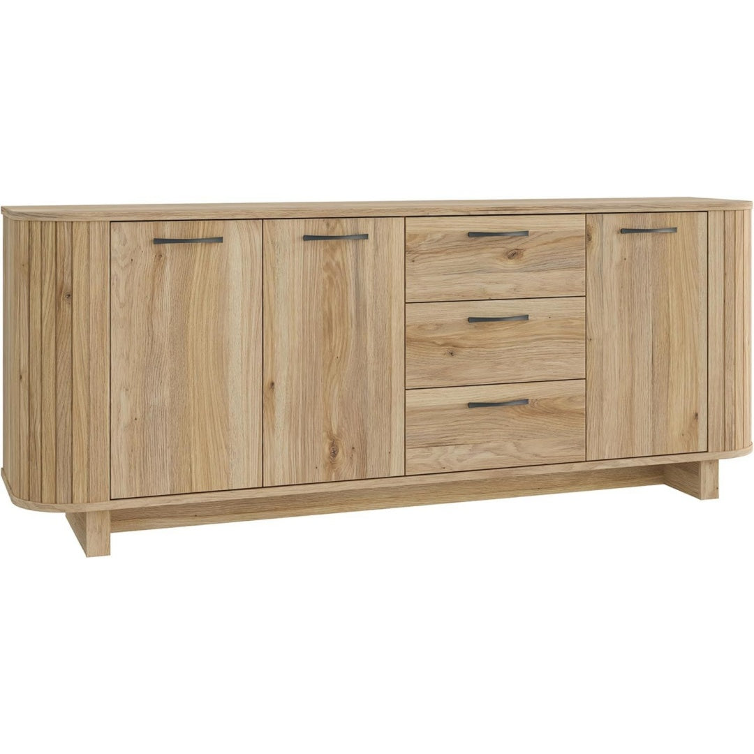 Das Sideboard vereint Form und strukturierte Fronten