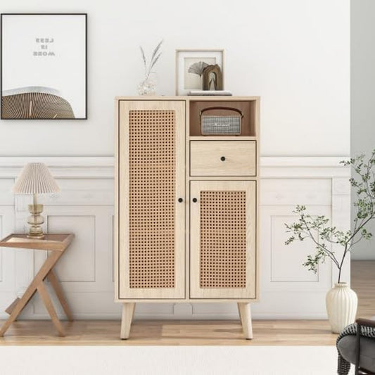 Holzoptik und Flechtoptik an dem Sideboard