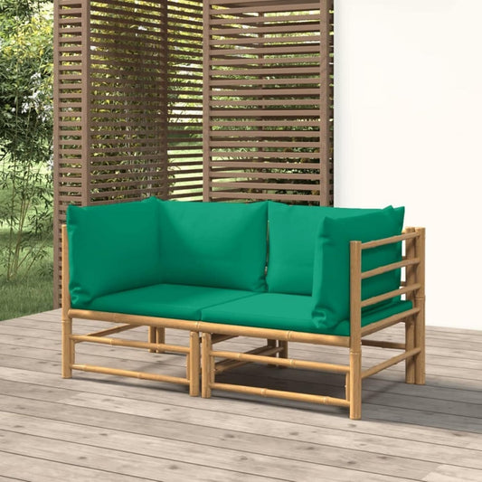 Bambuselemente ergaenzen das Sofa