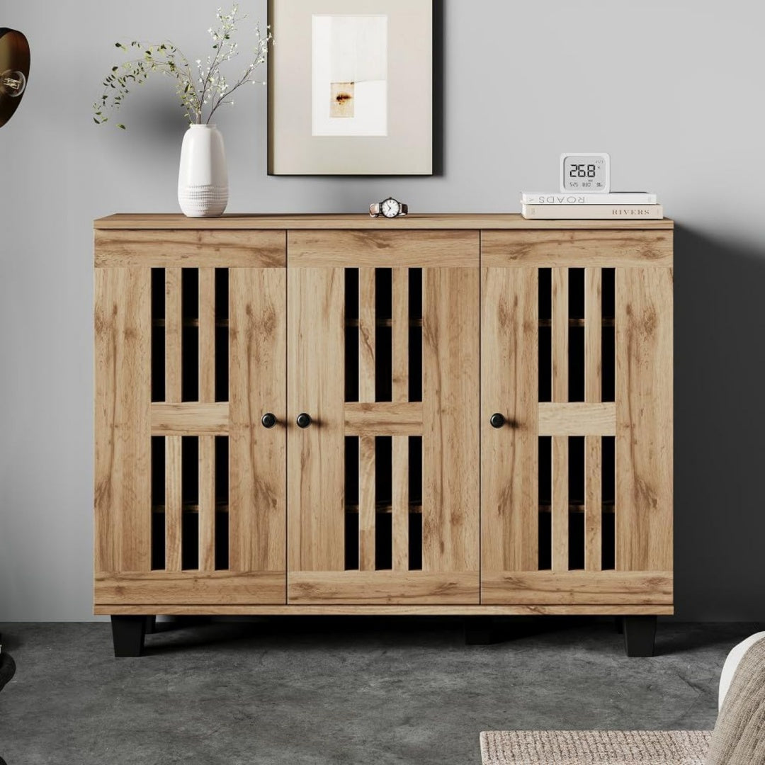 Sideboard mit Holzbeinen und Metallgriffen