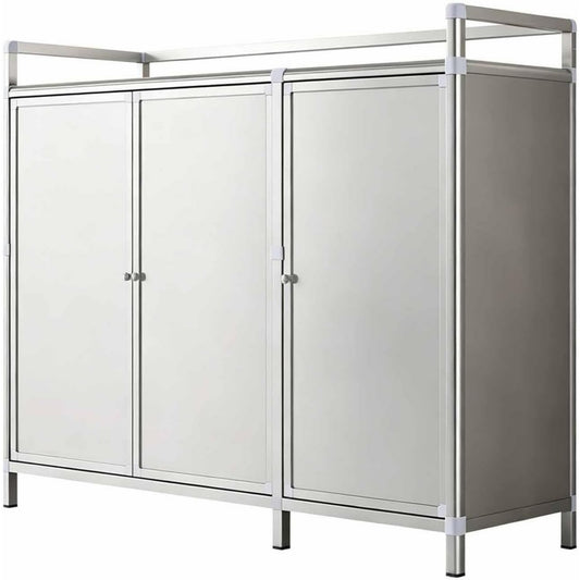 Beschichtete Flaechen praegen das Sideboard in Silber